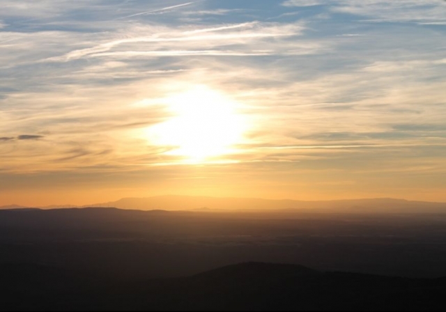  Der Sonnenuntergang in den Bergen 